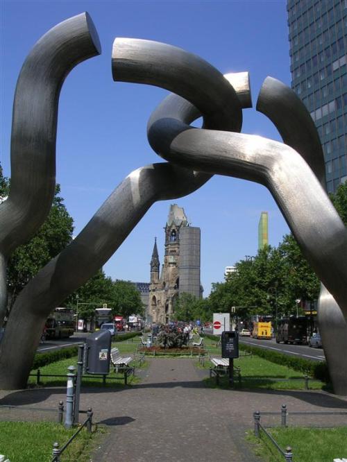 Foto de Berlín - Alemania / Monumento a Berlín en Tauentzienstrase. Al fondo Kaiser-Wilhelm Gedächtnis-Kirche