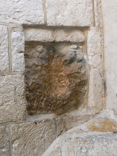 Fotos de la Vía Dolorosa – Vía Crucis: Quinta Estación: Simón el Cirineo ayuda a Jesús a llevar la cruz. Jerusalem – Israel. Foto por martin_javier